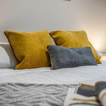 Private Ground Floor Main Door Entrance - Spacious 2 Bedroom Property - The Shore, Leith 爱丁堡 外观 照片