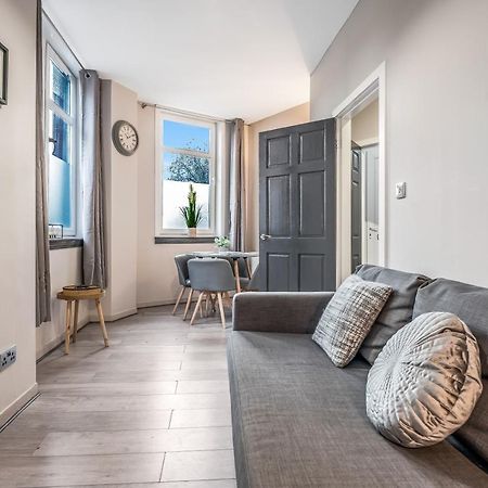 Private Ground Floor Main Door Entrance - Spacious 2 Bedroom Property - The Shore, Leith 爱丁堡 外观 照片
