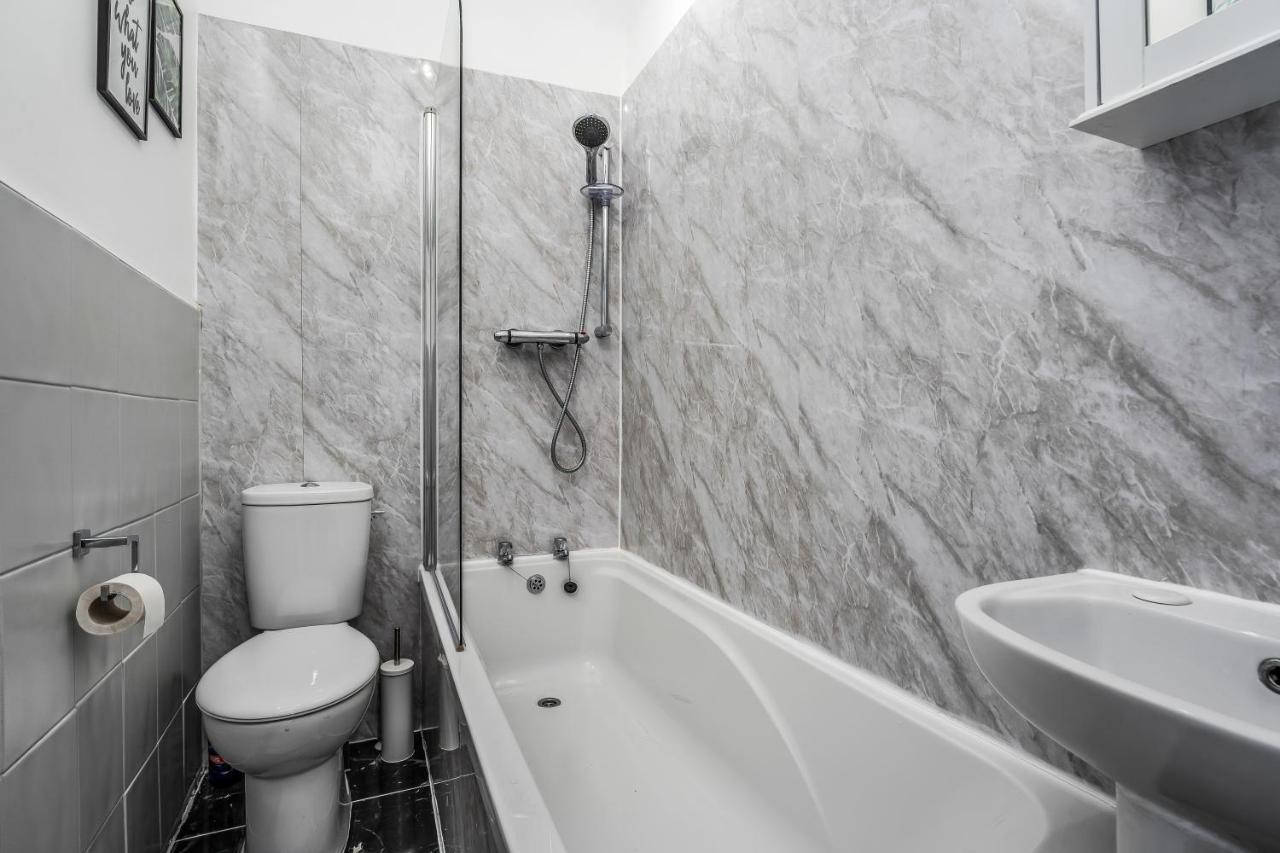 Private Ground Floor Main Door Entrance - Spacious 2 Bedroom Property - The Shore, Leith 爱丁堡 外观 照片