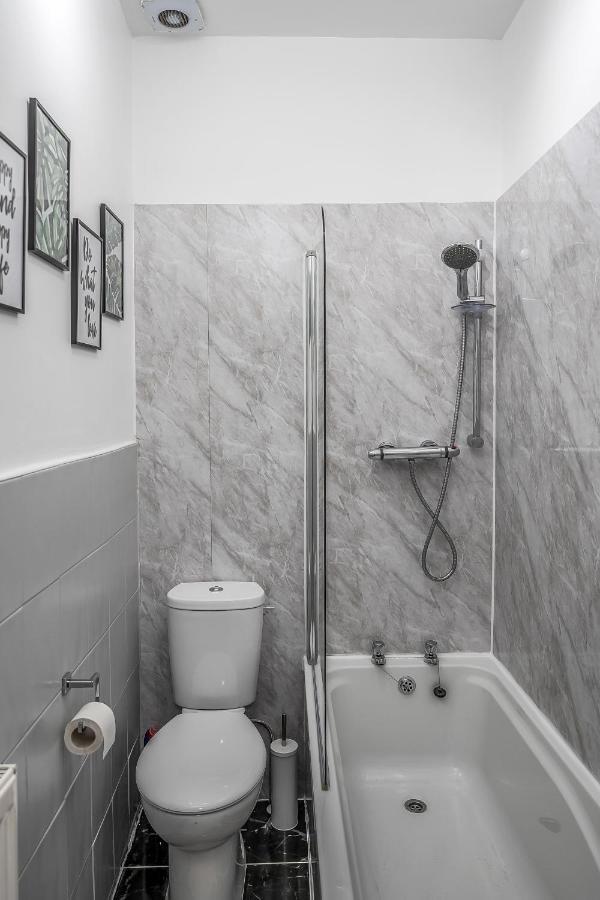 Private Ground Floor Main Door Entrance - Spacious 2 Bedroom Property - The Shore, Leith 爱丁堡 外观 照片